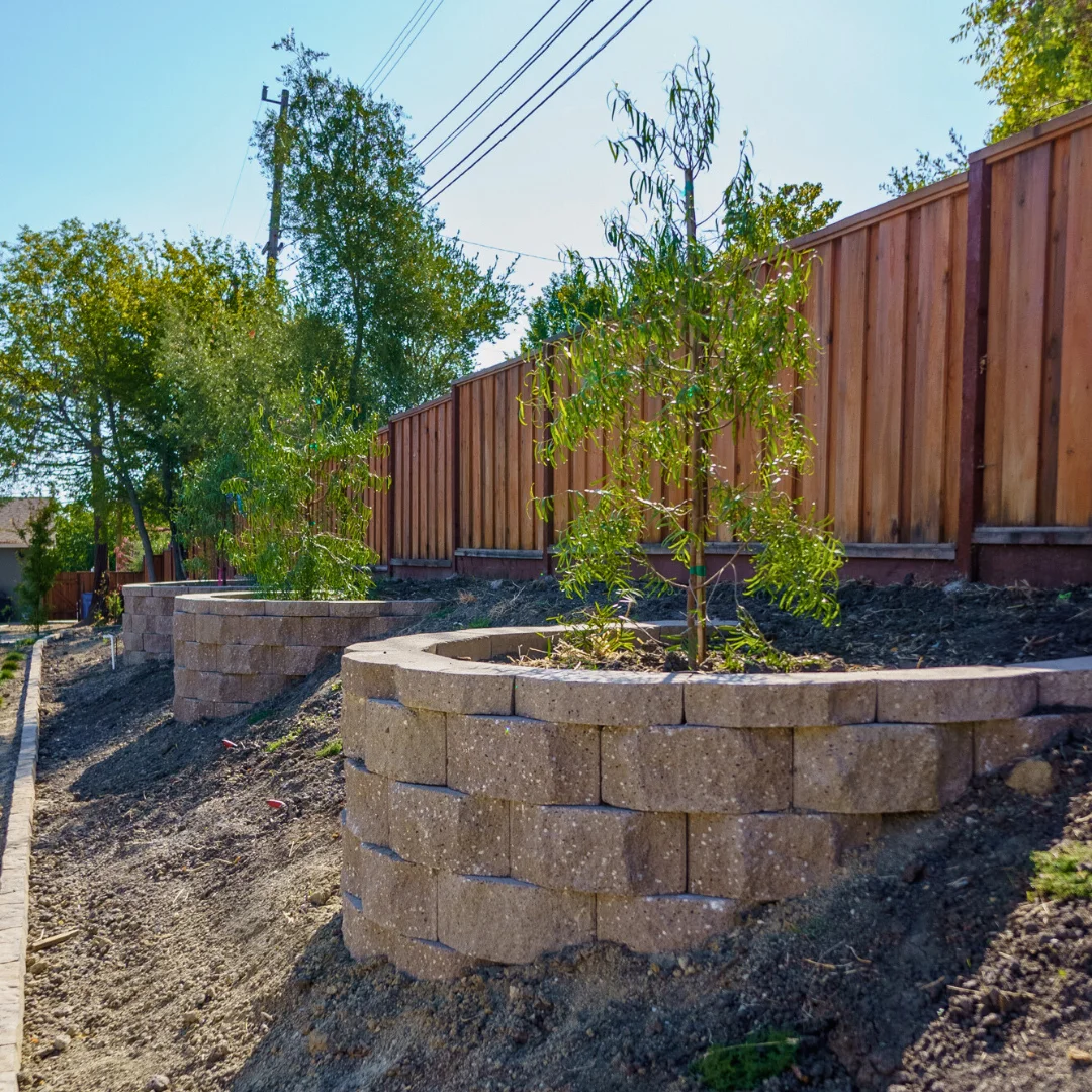 Dry-stack interlocking concrete block retaining wall Dry-stack interlocking concrete block retaining wall